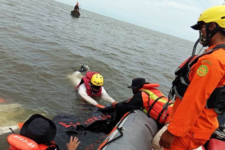 Operasi pencarian nelayan yang hilang di laut