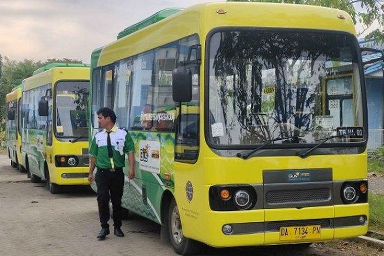 Armada bus Trans Banjarbakula ang tengah parkir di terminal.