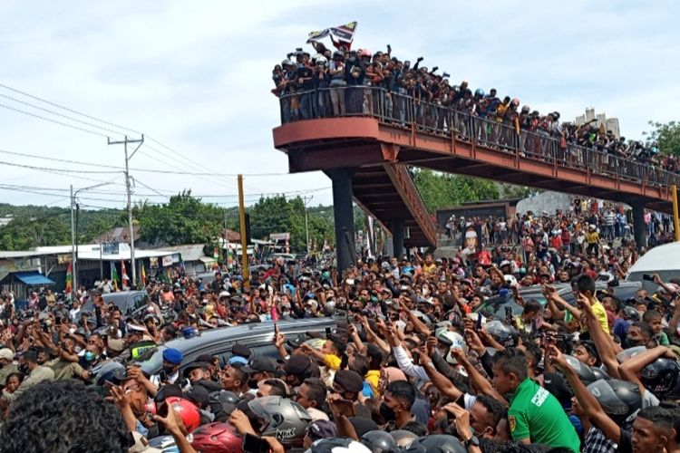 Foto: Ribuan warga tumpah ruah di Simpang Lima Ende, NTT, untuk mengantar Presiden Jokowi pulang pada Rabu (1/6/2022).