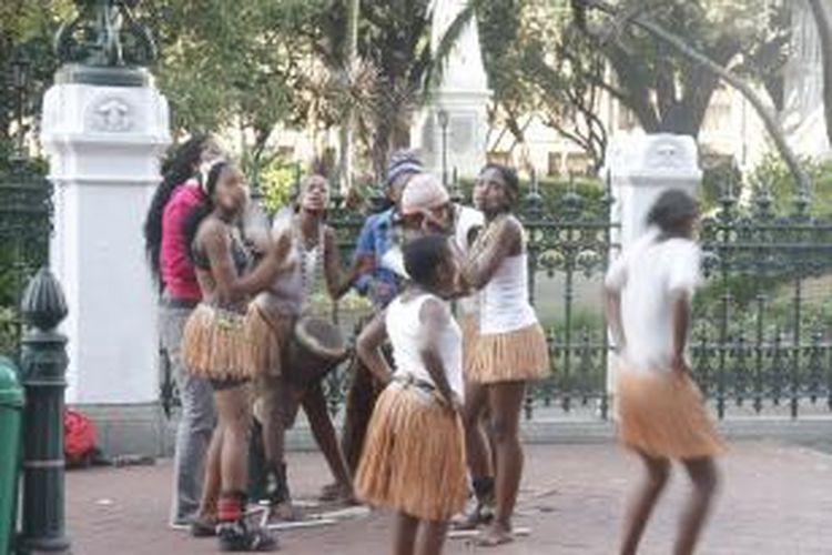 Para pemudi bersiap merayakan Ghoema dengan tarian dan musik