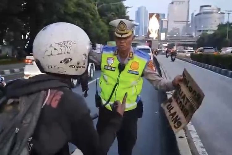 Pura-pura Kehabisan Bensin di Tengah Jalan Gatot Subroto, Pemotor Ditegur Polisi