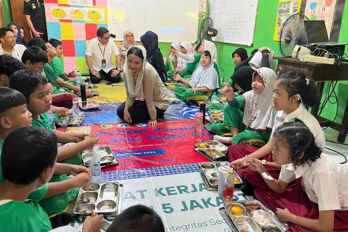 Antusiasnya Siswa SLB 5 Jakarta Santap Makan Bergizi Gratis, Ada yang Pilih Pakai Tangan