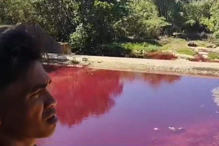 Warna air sungai di Kabupaten Pamekasan, Jawa Timur berubah merah. Diduga perubahan air tersebut karena limbah pewarna batik yang ada di salah satu desa di Kecamatan Proppo.