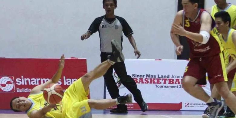 Delapan tim memastikan lolos ke babak perempat final ajang Sinar Mas Land Journalist Basketball Tournament (SMLJBT) 2016 di lapangan basket The Breeze, BSD City, Minggu (27/11).