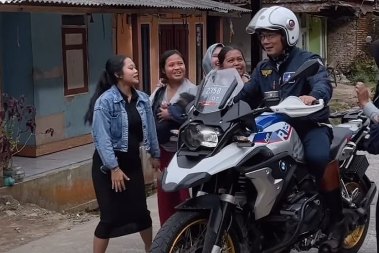 Gaya Gubernur Jawa Barat Ridwan Kamil, melakukan blusukan ke kawasan Cianjur dengan menggunakan motor gede BMW Motorrad.