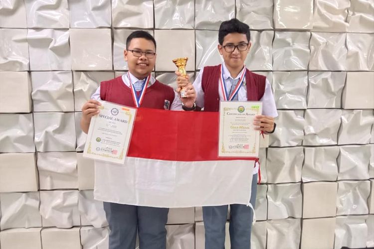 Baterai dari ampas kopi inovasi dari dua orang siswa SMA Taruna Bakti Bandung,  Mochammad Zaqi Alfalaq (kanan) dan Anandha Rigel Zalfadhila (kiri) berhasil menyabet medali emas dalam ajang Korea Creative Invention Contest 2019 yang digelar di Seoul, Korea Selatan, mulai tanggal 10 hingga 12 Agustus 2019.