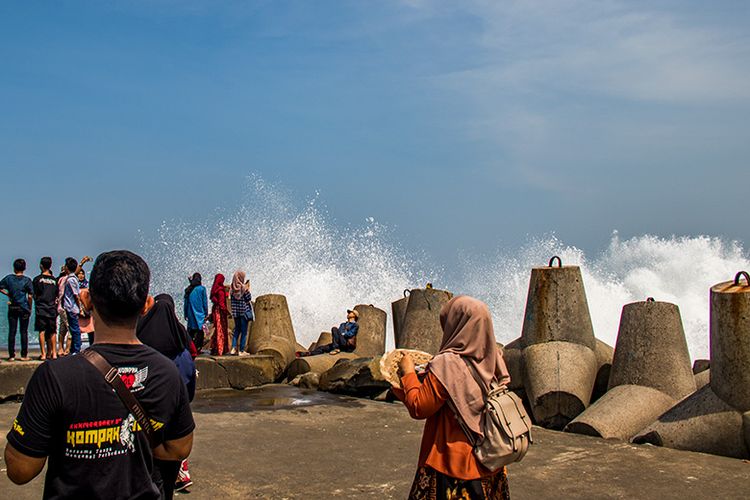 Pemecah Gelombang di Pantai Glagah, Kulon Progo.