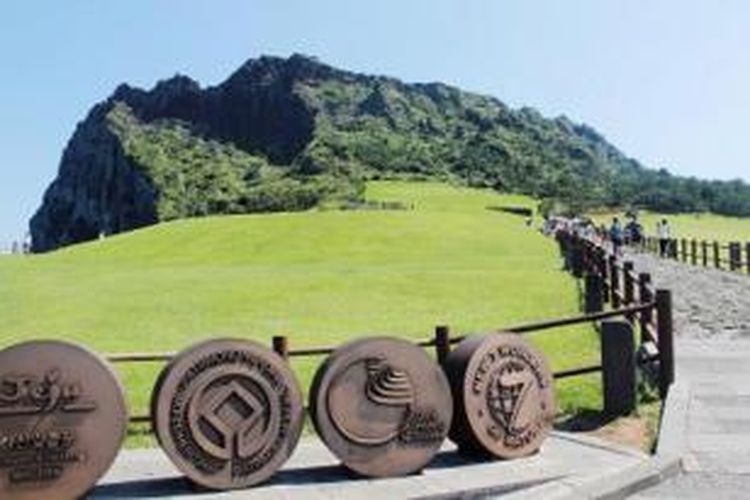 Seongsan Ilchulbong merupakan anak Gunung Halla yang berbentuk seperti kastel tua. Pemandangan matahari terbit dari lokasi ini diyakini merupakan yang terindah di seantero Korea Selatan.