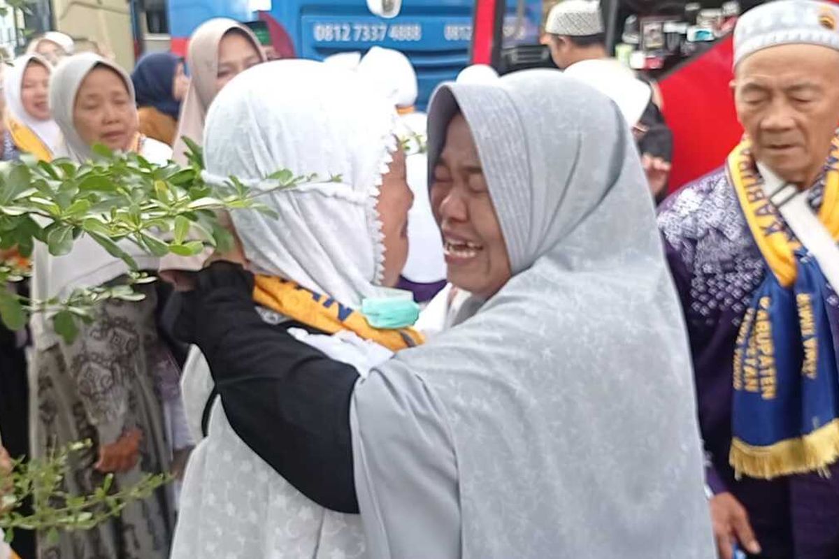 Jemaah haji asal Kabupaten Magetan sampai di tanah kelahiran mereka pada Kamis (27/6/2024) . Dari 419 jemaah haji asal Magetan dilaporkan meninggal 2 orang. Kemenag Magetan memastikan ahli waris kedua jemaah haji akan menerima asuransi sebesar Rp 60.400.000.
