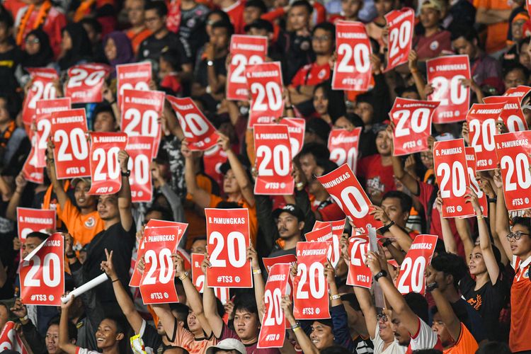 Suporter Persija Jakarta membentangkan poster bertuliskan nomor punggung Bambang Pamungkas saat melawan Persebaya Surabaya dalam lanjutan Liga-1 Indonesia di Stadion Utama Gelora Bung Karno (GBK), Jakarta, Selasa (17/12/2019). Pertandingan tersebut merupakan terakhir kalinya Bambang Pamungkas bermain dengan hasil akhir Persija Jakarta dikalahkan Persebaya Surabaya dengan skor 1-2. ANTARA FOTO/M Risyal Hidayat/aww.