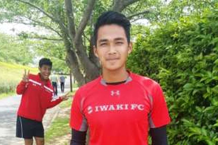 Pesepak bola asal Indonesia, Bagas Adi Nugroho (paling depan), dan Hanif Sjahbandi, sedang berlatih di FC Tokyo. 