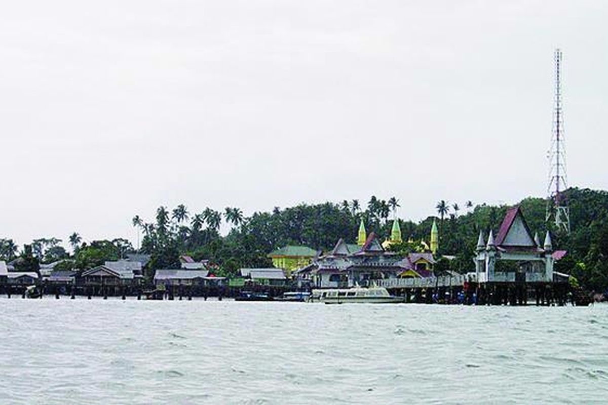 Pulau Penyengat di Provinsi Kepulauan Riau, seperti yang terlihat pada Senin (19/5), sangat terkenal karena tergolong sebagai tempat wisata sejarah. Di tempat itu terdapat sejumlah bangunan peninggalan Kerajaan Riau Lingga. Salah satu tempat di Pulau Penyengat yang terkenal adalah makam Raja Ali Haji, seorang pujangga yang terkenal, yang menjadi pahlawan nasional.  