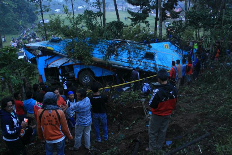 Sebuah bus Rosalia Indah dengan nomor polisi AB 1505 AU jurusan Jakarta-Yogyakarta terjun ke dalam jurang di ruas jalan Bayeman, tepatnya di RT 1 RW 9 Desa Tlahab Lor, Kecamatan Karangreja, Purbalingga, Jawa Tengah, Sabtu (24/6/2017) dinihari.