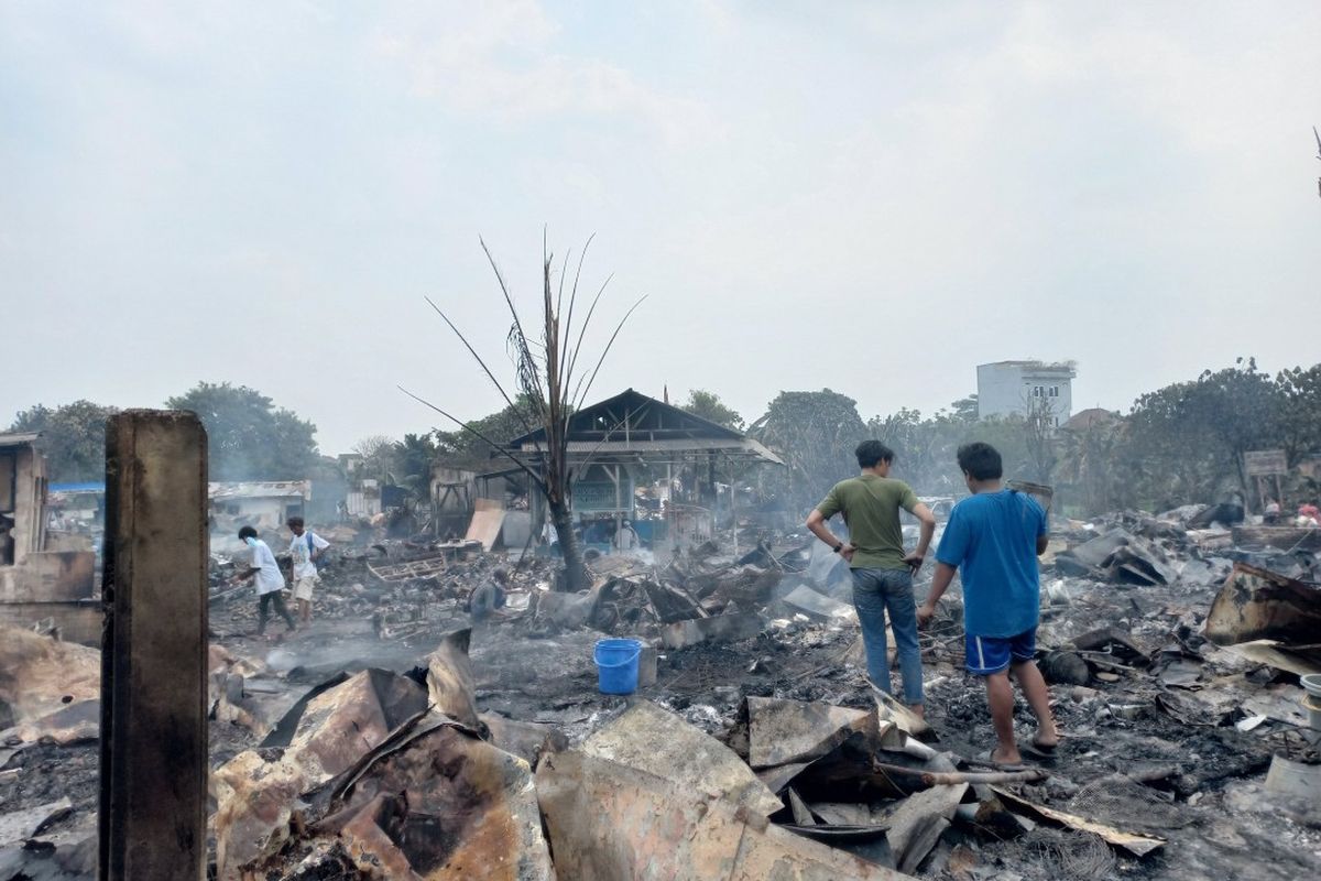 Kondisi lapak pengepul barang bekas di Pondok Aren, Tangerang Selatan, usai dilanda kebakaran, Rabu (25/8/2021).