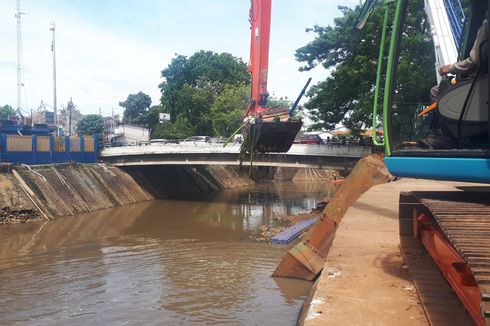 Cerita Petugas Pintu Air Manggarai yang Kerja Ekstra Saat Musim Hujan