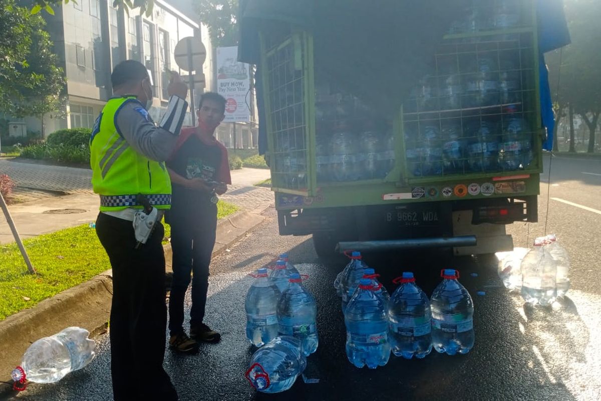 Petugas meminta keterangan sopir truk pengangkut galon air yang terlibat kecelakaan dengan artis Virnie Ismail di Jalan Boulevard Bintaro, Tangerang Selatan, Kamis (12/8/2021). 