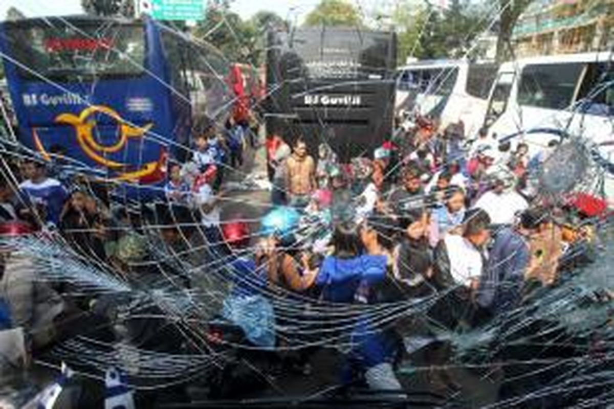 Bus yang membawa suporter tim sepak bola Persib rusak di bagian kaca setelah dirusak massa, terlihat di kawasan Gasibu, Bandung, Jawa Barat, Minggu (9/11/2014). Perusakan yang terjadi saat rombongan suporter Persib melintas di kawasan Pasar Rebo, Jakarta, usai menyaksikan pertandingan final Indonesia Super League (ISL) 2014 di Palembang.