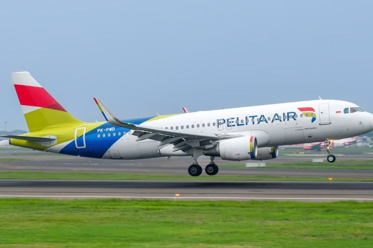 Maskapai penerbangan Pelita Air sedang lepas landas 