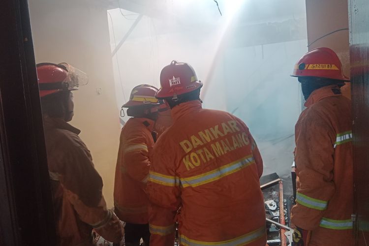 Kebakaran terjadi di sebuah rumah yang berada di Perum Dirgantara Blok A 1 - 40 Kecamatan Kedungkandang, Kota Malang, Jawa Timur pada Kamis (19/9/2024) sekitar pukul 14.00 WIB.