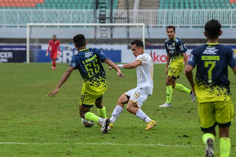 Penampila Egy Maulana Vikri (putih) dalam pertandingan Persib Bandung vs Dewa United pada pekan ke-31 Liga 1 2022-2023, Senin (20/3/2023) di Stadion Pakansari, Cibinong, Kabupaten Bogor. 