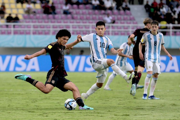 Suasana pertandingan Argentina vs Jerman pada semifinal Piala Dunia U17 2023 yang digelar di Stadion Manahan, Solo, pada Selasa (28/11/2023) sore WIB.