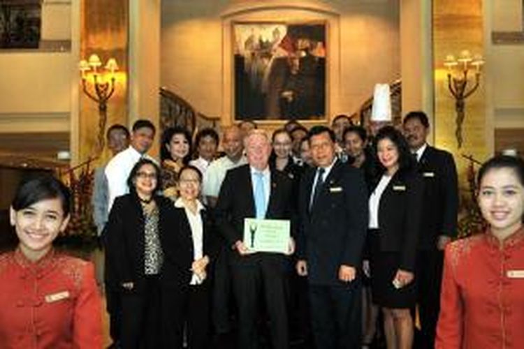 General Manager Hotel Borobudur Jakarta, Poul E Bitsch memegang piagam penghargaan, bersama dengan tim Manajemen Hotel Borobudur.
