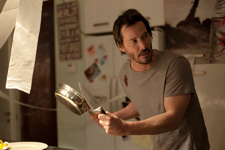 Keanu Reeves berperan sebagai arsitek Evan Weeber, dalam film drama thriller Knock Knock (2015).