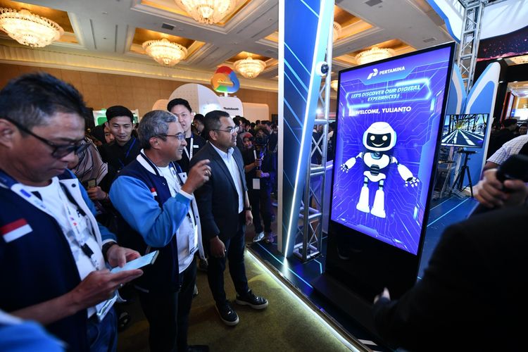 Deputi Bidang SDM, Teknologi, dan Informasi Kementerian BUMN Tedi Bharata didampingi Direktur Penunjang Bisnis Pertamina Erry Widiastono mengunjungi Booth Pertamina di acara ForDigi Summit 2024 di Ballroom Hotel Mulia, Rabu (25/9/2024) .