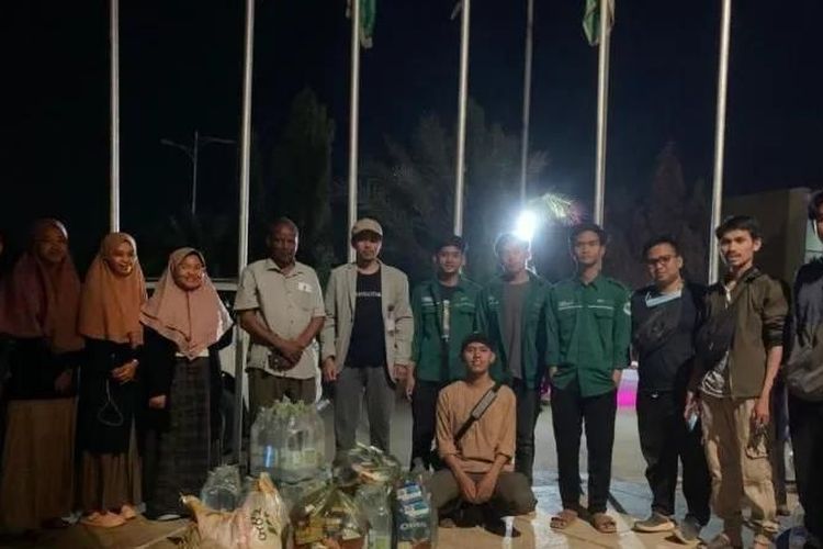 Sejumlah WNI di Sudan mendapat bantuan logistik dari KBRI Khartoum pada Selasa (18/4/2023).