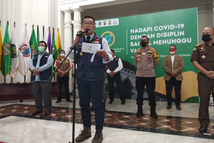 Gubernur Jawa Barat Ridwan Kamil saat menghadiri konferensi pers di Gedung Sate, Jalan Diponegoro, Kota Bandung, Senin (14/12/2020).