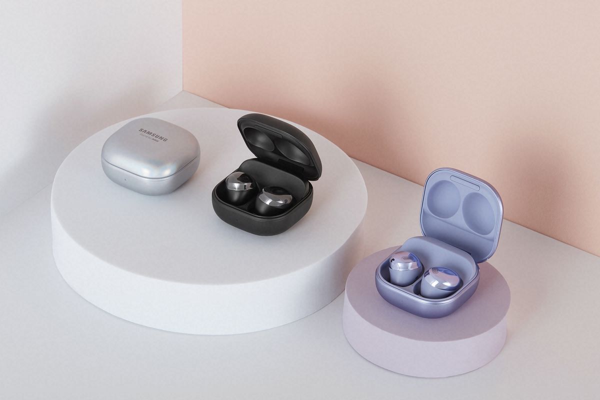 Galaxy Buds Pro punya tiga varian warna yang terdiri dari Phantom Silver, Phantom Black, dan Phantom Violet (ki-ka).