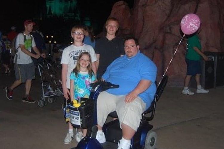 Scott Santarlas saat masih memilik berat badan 216 kilogram, kala berjalan-jalan di  Walt Disney World tahun 2013.