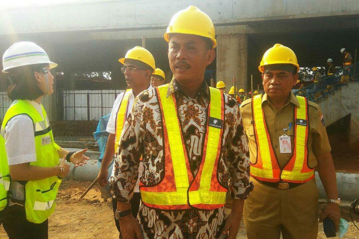 Ketua DPRD DKI Jakarta Prasetyo Edi Marsudi dan Sekretaris Daerah DKI Jakarta Saefullah saat mengunjung proyek mass rapid transit (MRT) di Lebak Bulus, Senin (10/7/2017).