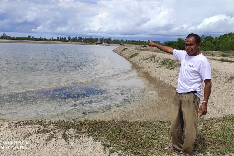 Gregorius Nahak (62), saat berada di tambak garam di Desa Rabasa Wemean, Kecamatan Malaka Barat, Kabupaten Malaka, Nusa Tenggara Timur (NTT), Kamis (21/4/2022) 