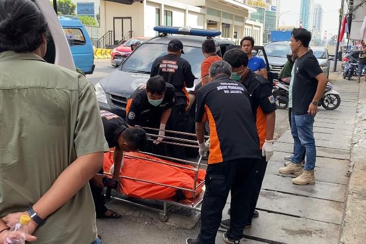 Jenazah pria tidak dikenal dibawa petugas ke rumah sakit usai ditemukan di Jalan Hayam Wuruk, Jakarta Barat, Rabu (9/8/2023). 