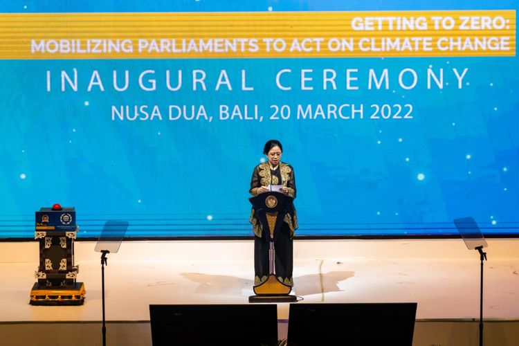 Ketua DPR Puan Maharani membacakan pidato saat membuka Sidang Inter Parliamentary Union (IPU) ke-144 di Bali, Minggu (20/3/2022).