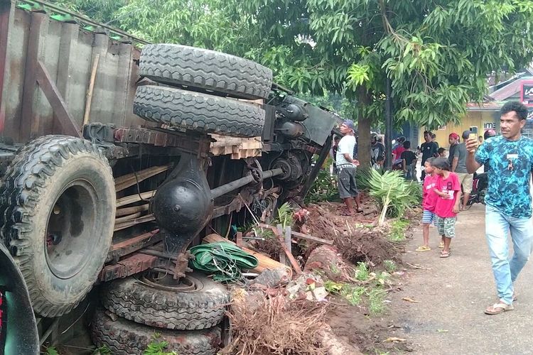 Akibat rem blong, sebuah mobil truk yang muat rumput laut sebanyak 33 ton terjungkal di halaman rumah warga di jalan gatot subroto, Kelurahan Bukit Wolio Indah, Kota Baubau, Sulawesi Tenggara, Sabtu (19/3/2022), sore.