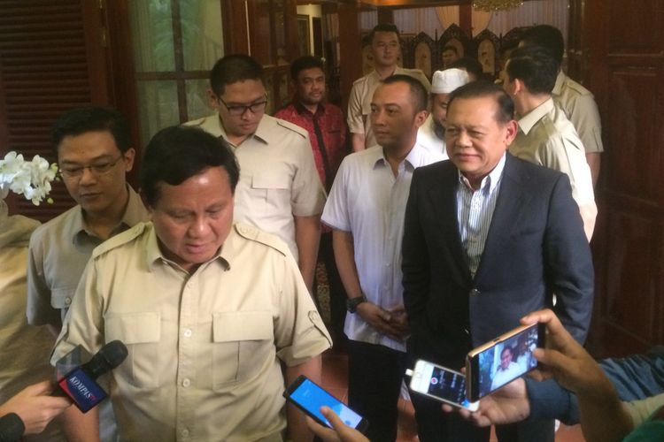Calon Gubernur Jawa Barat Sudrajat bertemu dengan Ketua Umum Partai Gerindra Prabowo Subianto. Sudrajat mendatangi kediaman pribadi Prabowo di kawasan Jakarta Selatan pada Sabtu (7/7/2018) sore.
