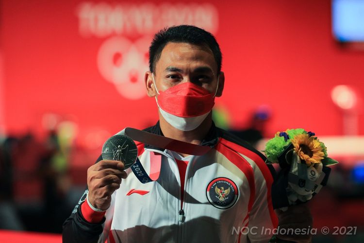 Lifter Indonesia Eko Yuli Irawan berhasil meraih medali perak di kelas 61 kg angkat besi putra Olimpiade Tokyo 2020. Dia mencatatkan total angkatan 302 kg saat tampil di Tokyo International Forum, Minggu (25/7/2021).