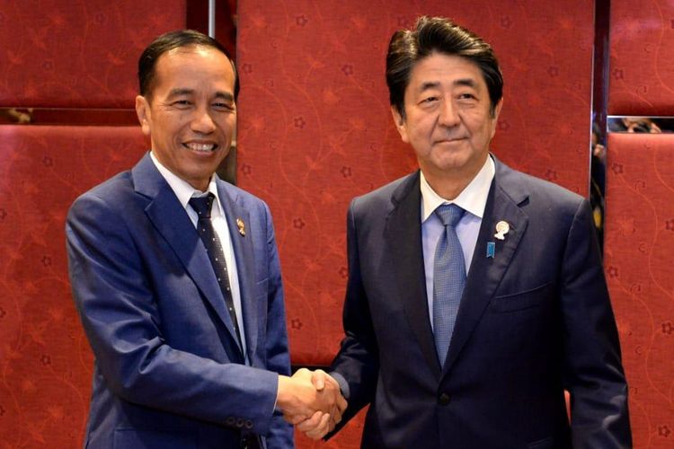Presiden RI Joko Widodo (kiri) bersama Shinzo Abe (kanan) saat masih menjabat sebagai PM Jepang.