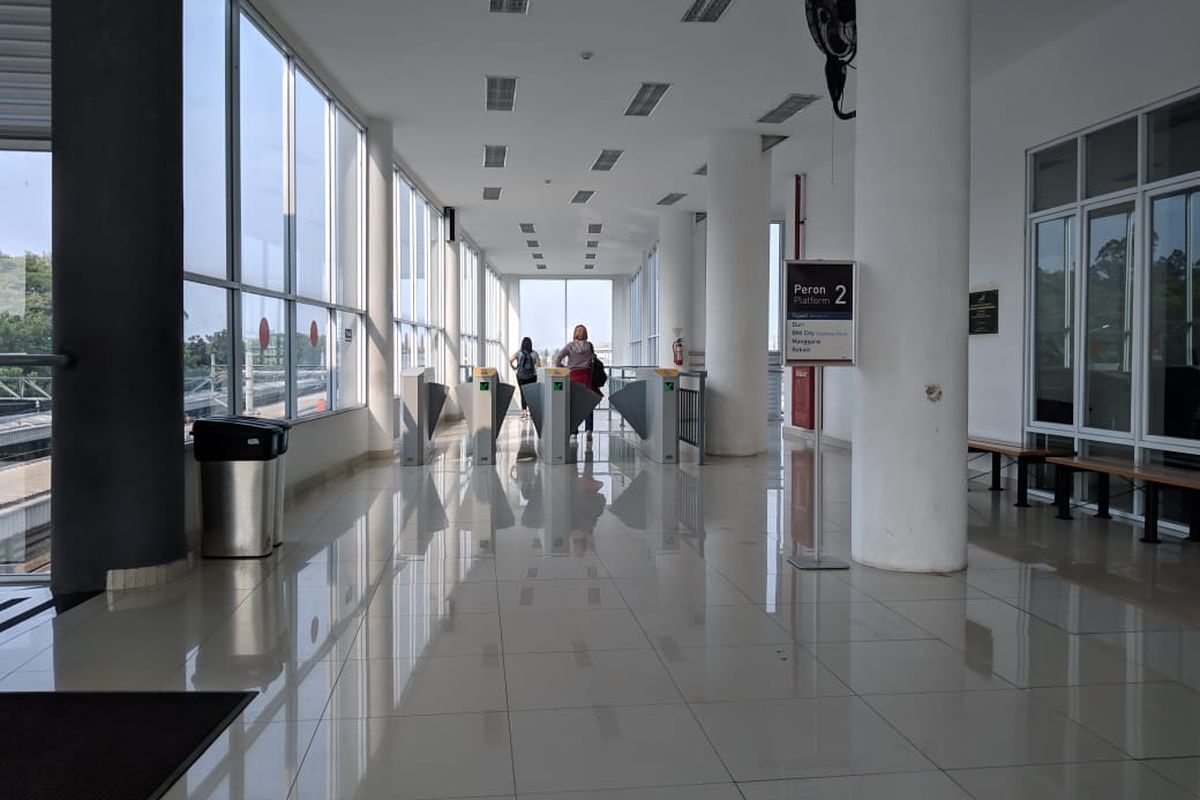 Penumpang KA Bandara dari Stasiun Batu Ceper menuju Jakarta melewati gate Stasiun Batu Ceper, Jumat (29/11/2019)