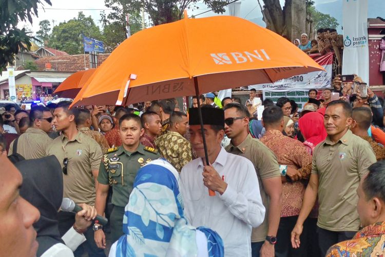 Presiden Joko Widodo  meresmikan penyambungan listrik gratis kepada 30.937 rumah tangga miskin dan rentan miskin di Garut, Jawa Barat, Jumat (18/1/2019).