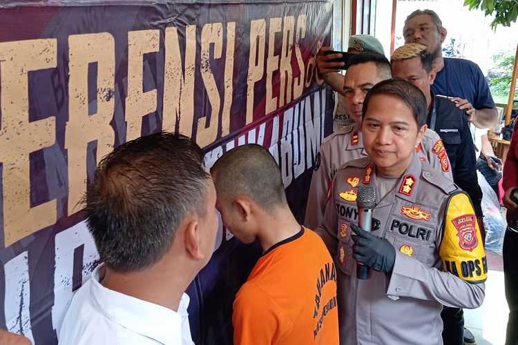 Kepala Polres Sukabumi AKBP Tony Prasetyo saat memberikan pertanyaan kepada tersangka A dalam perkara pembunuhan aat konferensi pers di Palabuhanratu, Sukabumi, Jawa Barat, Rabu (8/5/2024)