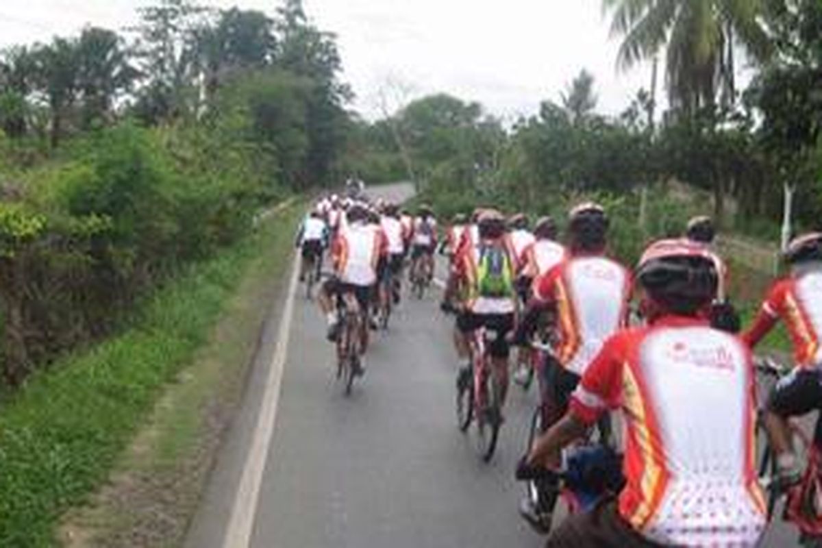 Tim Jelajah Sepeda Jakarta-Palembang saat melewati Kabupaten Lampung Utara.