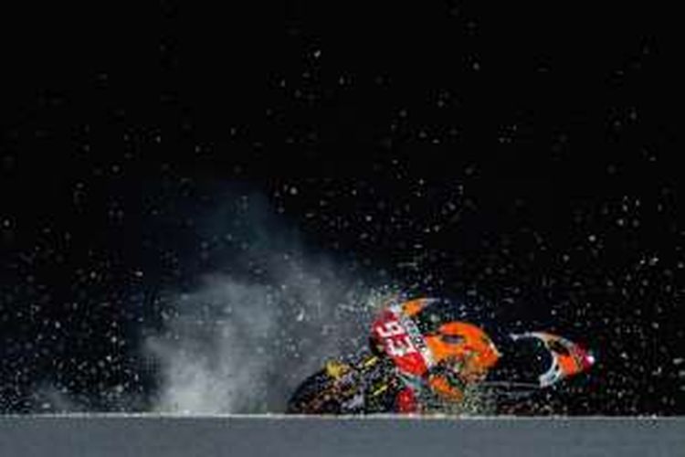 Motor RCV213V milik pebalap Repsol Honda asal Spanyol, Marc Marquez, tergulung di lintasan Sirkuit Losail, Qatar, pada hari kedua tes pramusim MotoGP 2016, Kamis (3/3/2016).