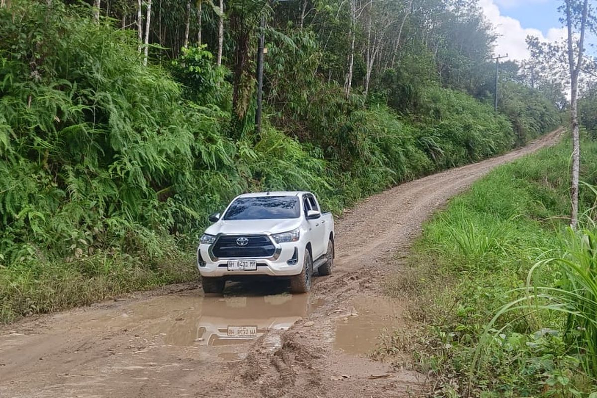 Potret Buruknya Infrastruktur, Sembuh yang Terhalang Jalan Rusak di Jambi