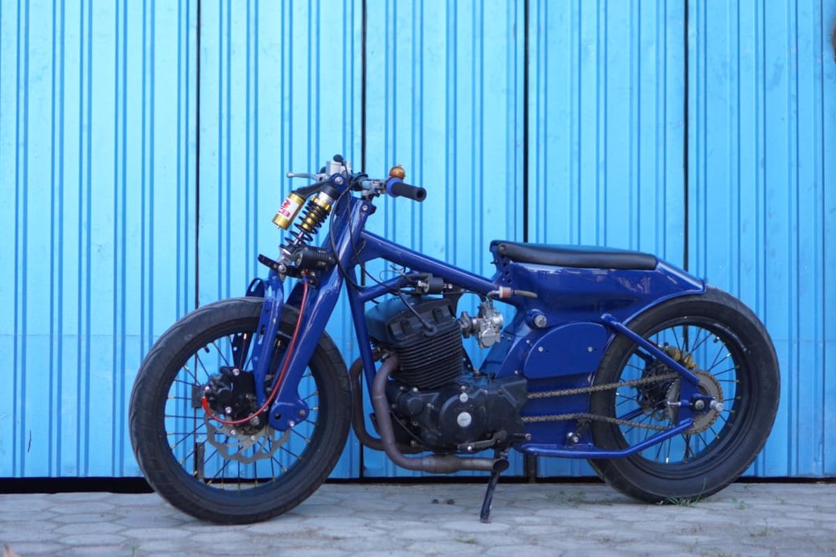 Motor custom bergaya streetcub dengan mesin 2-silinder