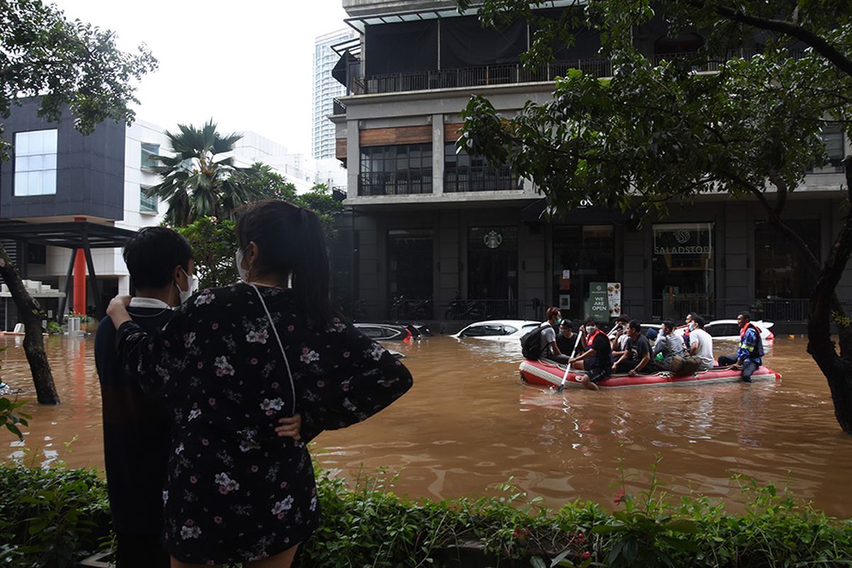 Petugas mengevakuasi warga menggunakan perahu karet saat banjir melanda kawasan Kemang, Jakarta Selatan, Sabtu (20/2/2021). Banjir yang terjadi akibat curah hujan tinggi serta drainase yang buruk membuat kawasan Kemang banjir setinggi 1,5 meter.