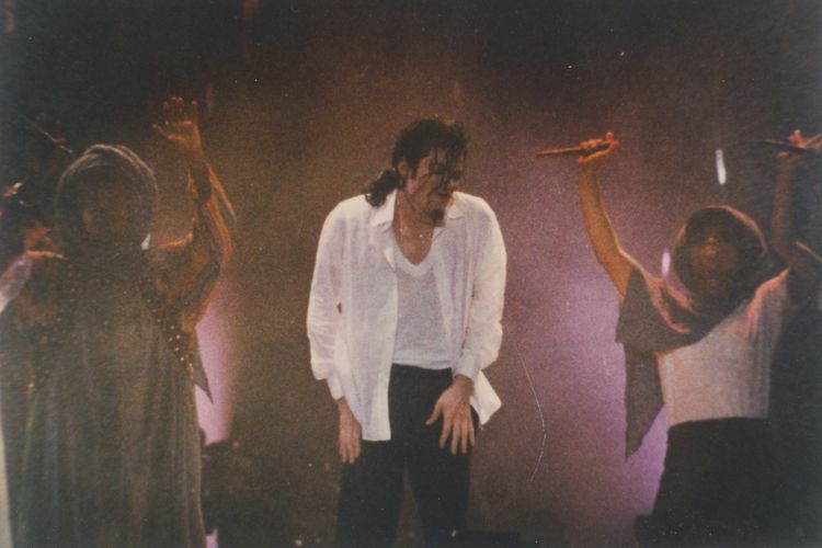 Michael Jackson saat konser Dangerous Tour di Monza, Italia, pada tahun 1992. Kaus kaki putih Michael Jackson yang berhias kristal terjual dalam sebuah pelelangan di Kota Nimes, Perancis, sebesar 7.688 euro (sekitar Rp 145,6 juta).