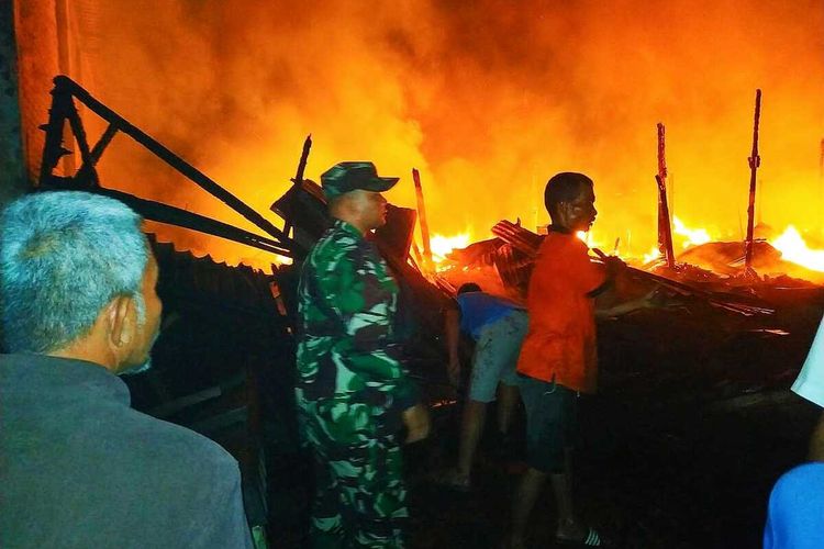 Petugas gabungan bersama warga berjibaku memadamkan api pada kebakaran tujuh kios Pasar Flamboyan Desa Tanjung Sawit, Kecamatan Tapung, Kabupaten Kampar, Riau, Jumat (22/4/2022) malam.